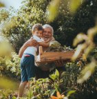 jongen en opa in de tuin